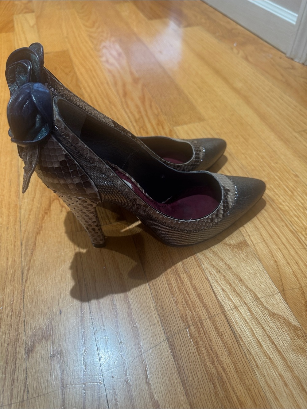 Marc Jacobs Women's Python/Leather Flower Accent Heels Size 39.5 = 9.5 US - Picture 4 of 5
